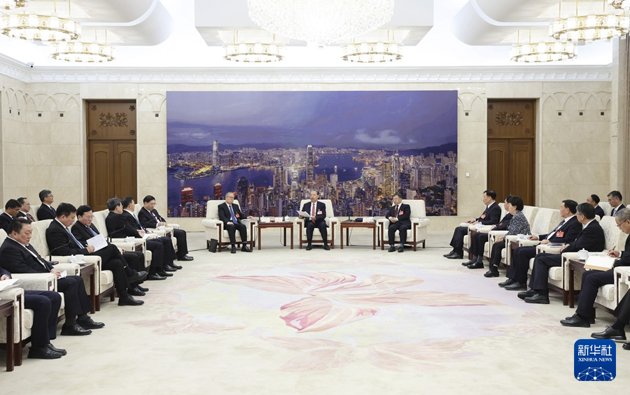 3月11日下午，中共中央政治局常委、全國人大常委會委員長趙樂際在北京人民大會堂看望參加十四屆全國人大二次會議新聞報道的中央主要新聞單位負責同志和新聞工作者，代表大會主席團和全國人大常委會，向參加大會新聞報道的全體新聞工作者表示問候和感謝。新華社記者 姚大偉 攝