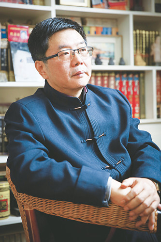 方遠，資深報人，中國作家協(xié)會會員。山東省作家協(xié)會小說創(chuàng)作委員會委員。濟南市首批簽約作家，濟南日報報業(yè)集團舜網(wǎng)文學顧問，山東省散文學會特聘專家。著有長篇小說《大河入海流》《大船隊》《墜落的天使》等五部，小說集《尋找情人》，中篇小說《神龜出沒》《門縫兒里的愛情》等二十余部，多篇作品被報刊轉載、連載，收入各種選本及年選。長篇小說《河與?！贰洞蟠牎废群笕脒x中國作協(xié)重點作品扶持項目和定點深入生活項目，長篇報告文學《光明路上追夢人》入選山東省作協(xié)重點扶持作品。曾獲第一屆、第四屆山東省泰山文藝獎，泉城文藝獎、梁斌小說獎、山東省對外傳播獎、濟南文學獎及濟南市第六、九、十一屆文藝精品工程獎等。