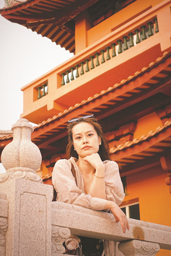 葉昕昀，北京師范大學(xué)文學(xué)創(chuàng)作方向博士在讀。2023年出版首部小說集《最小的?！?。短篇小說《孔雀》獲2021年收獲文學(xué)榜短篇小說榜第四名。2023年獲武漢文學(xué)季“年度青年作家”