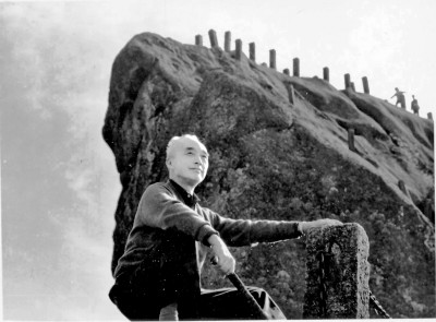 王朝聞，1909年出生，2004年去世，四川合江人。美學(xué)家、藝術(shù)理論家、雕塑家、藝術(shù)教育家。1932年考入杭州藝專；1940年赴延安，在魯迅藝術(shù)文學(xué)院進(jìn)行雕塑創(chuàng)作與教學(xué)；新中國成立后，曾任中央美術(shù)學(xué)院教授兼副教務(wù)長，中國美術(shù)家協(xié)會副主席，中華全國美學(xué)學(xué)會會長，《美術(shù)》雜志主編，文化部文學(xué)藝術(shù)研究院（今中國藝術(shù)研究院）副院長。著有《新藝術(shù)創(chuàng)作論》《一以當(dāng)十》《論鳳姐》《審美談》《審美心態(tài)》《雕塑雕塑》等。