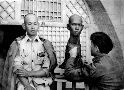 一九四一年，王朝聞在延安創(chuàng)作人像雕塑。圖片由中國藝術(shù)研究院研究員鄧福星提供