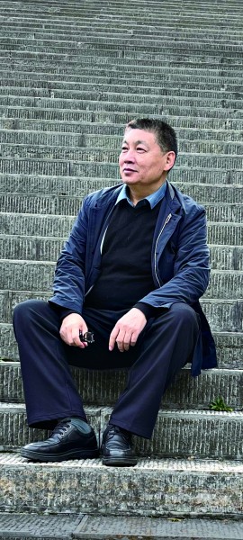 關(guān)仁山，唐山豐南人，中國(guó)作家協(xié)會(huì)主席團(tuán)委員，河北省作家協(xié)會(huì)主席，中國(guó)作家書(shū)畫(huà)院副院長(zhǎng)。上世紀(jì)80年代開(kāi)始文學(xué)創(chuàng)作并發(fā)表作品，著有長(zhǎng)篇小說(shuō)《白洋淀上》《日頭》《麥河》《唐山大地震》《天高地厚》《金谷銀山》等，中短篇小說(shuō)《大雪無(wú)鄉(xiāng)》《紅旱船》《九月還鄉(xiāng)》，長(zhǎng)篇紀(jì)實(shí)文學(xué)《感天動(dòng)地》《太行沃土》等，出版十卷本《關(guān)仁山文集》，達(dá)千余萬(wàn)字。  作品曾獲第五屆魯迅文學(xué)獎(jiǎng)，獲中宣部第十一屆全國(guó)“五個(gè)一工程”獎(jiǎng)，第十四屆中國(guó)圖書(shū)獎(jiǎng)，第九屆莊重文文學(xué)獎(jiǎng)，及香港《亞洲周刊》華人小說(shuō)比賽冠軍等。長(zhǎng)篇小說(shuō)《麥河》入選2010年中國(guó)小說(shuō)學(xué)會(huì)年度排行榜，《日頭》入選中國(guó)小說(shuō)學(xué)會(huì)2014年度小說(shuō)排行榜。部分作品被譯成英、法、韓、日等文字，多部作品分別被改編拍攝成《天高地厚》《御姐歸來(lái)》等電視劇和話劇、舞臺(tái)劇上映。