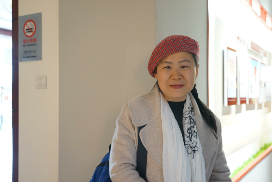 作者簡介：  郭海燕，生于湖北浠水縣。國家二級作家，中國作協(xié)會員，湖北省作協(xié)全委會委員，武漢作協(xié)簽約作家。曾獲評2020年度武漢文藝“突出人才”稱號；入選湖北省文聯(lián)中青年優(yōu)秀文藝人才庫、省宣傳文化人才培養(yǎng)工程“七個一百”項目（文學(xué)類）。小說先后榮獲湖北省第九屆“屈原文藝獎”優(yōu)秀作品獎，湖北省第五屆、六屆楚天文藝獎文學(xué)一等獎等。出版小說集《理想國》《單雙》《掌心里的風(fēng)》，紀(jì)實作品集《此情可待——我的非虛構(gòu)現(xiàn)場》。發(fā)表長篇非虛構(gòu)《粹紅——陳毅粟裕鐵血詩情錄》（第一部）。現(xiàn)供職《芳草》雜志社。