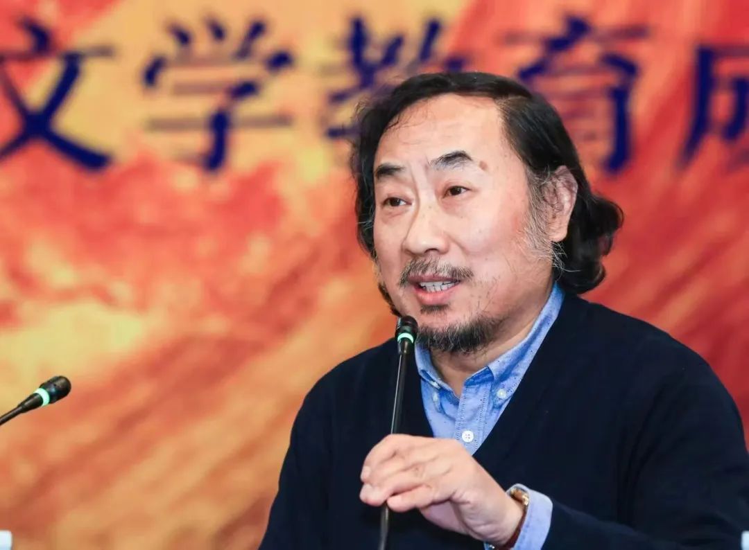 1963年出生，北京師范大學(xué)教授、博士生導(dǎo)師、北京師范大學(xué)國(guó)際寫作中心執(zhí)行主任，兼任中國(guó)當(dāng)代文學(xué)研究會(huì)會(huì)長(zhǎng)、中國(guó)作協(xié)詩歌委員會(huì)副主任。長(zhǎng)期從事中國(guó)當(dāng)代文學(xué)研究與批評(píng)。著有《中國(guó)當(dāng)代先鋒文學(xué)思潮論》等著作近二十部。