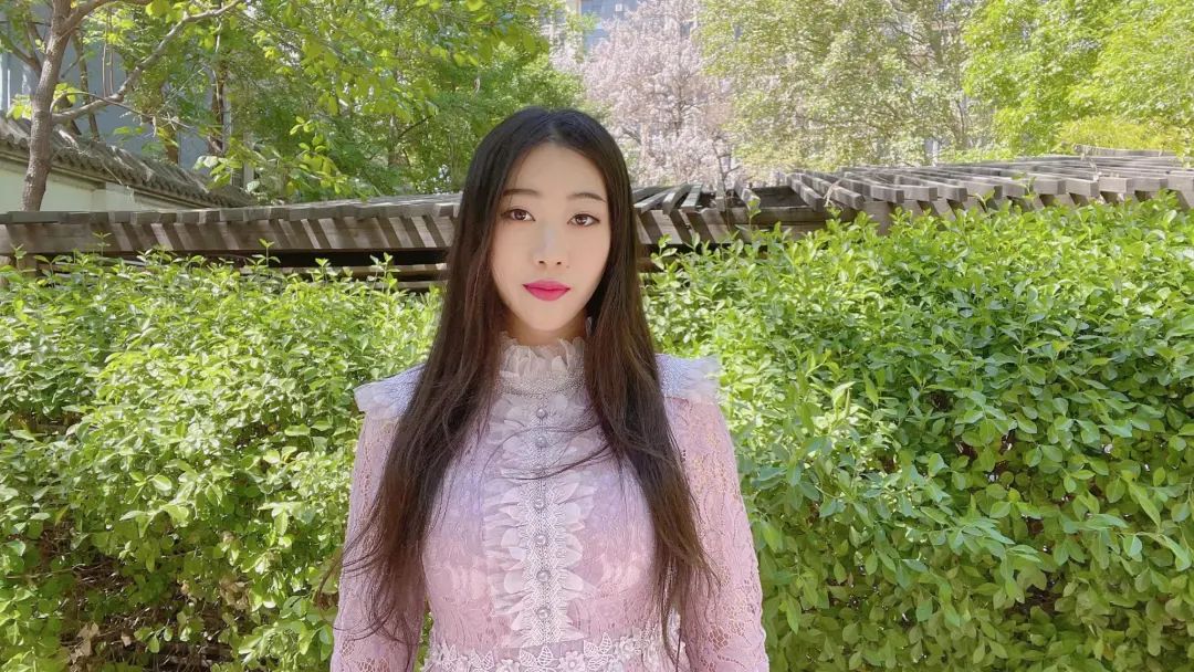 文學(xué)博士，藝術(shù)學(xué)博士后，中國(guó)作家協(xié)會(huì)會(huì)員，中國(guó)文藝評(píng)論家協(xié)會(huì)會(huì)員。出版《下南洋》等詩集、散文集、學(xué)術(shù)批評(píng)集六部。系列詩歌網(wǎng)課《由淺入深讀懂漢語新詩》入駐騰訊視頻。