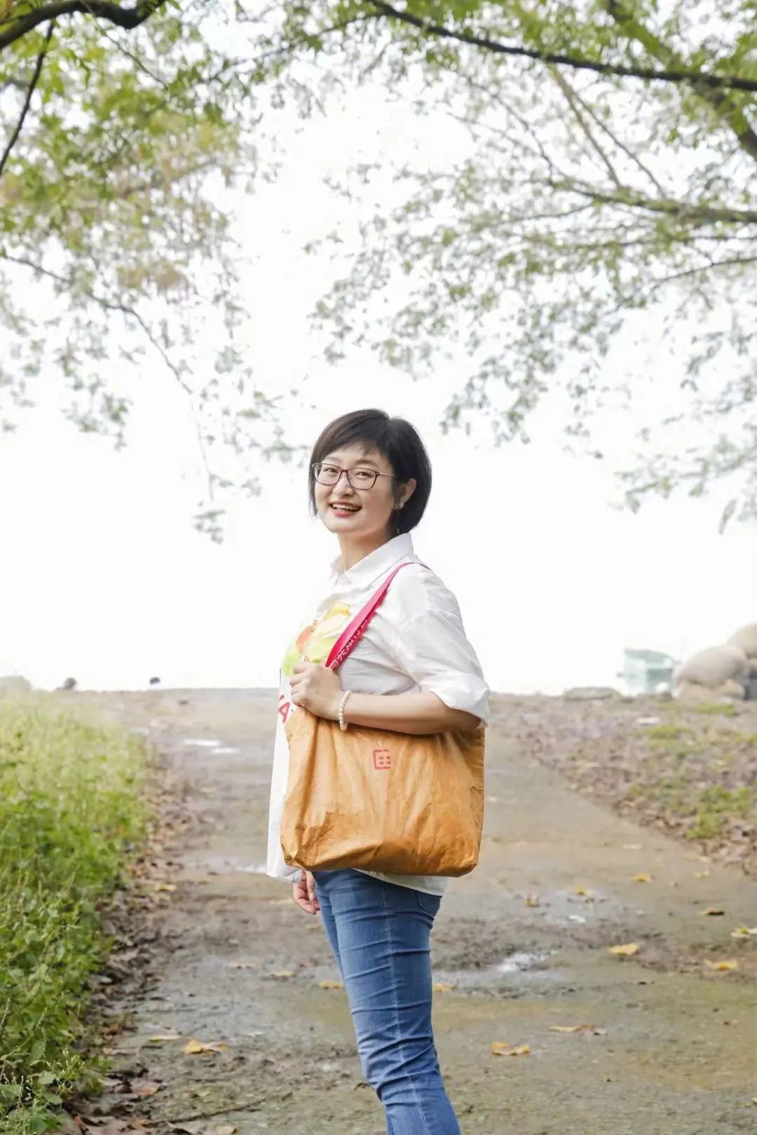 安殿榮，女，滿族，1981年生于遼寧北鎮(zhèn)。現(xiàn)供職于《民族文學(xué)》雜志社，系中國小說學(xué)會(huì)理事、中國少數(shù)民族作家學(xué)會(huì)會(huì)員。有作品見于《南方文壇》《文藝報(bào)》等報(bào)刊。