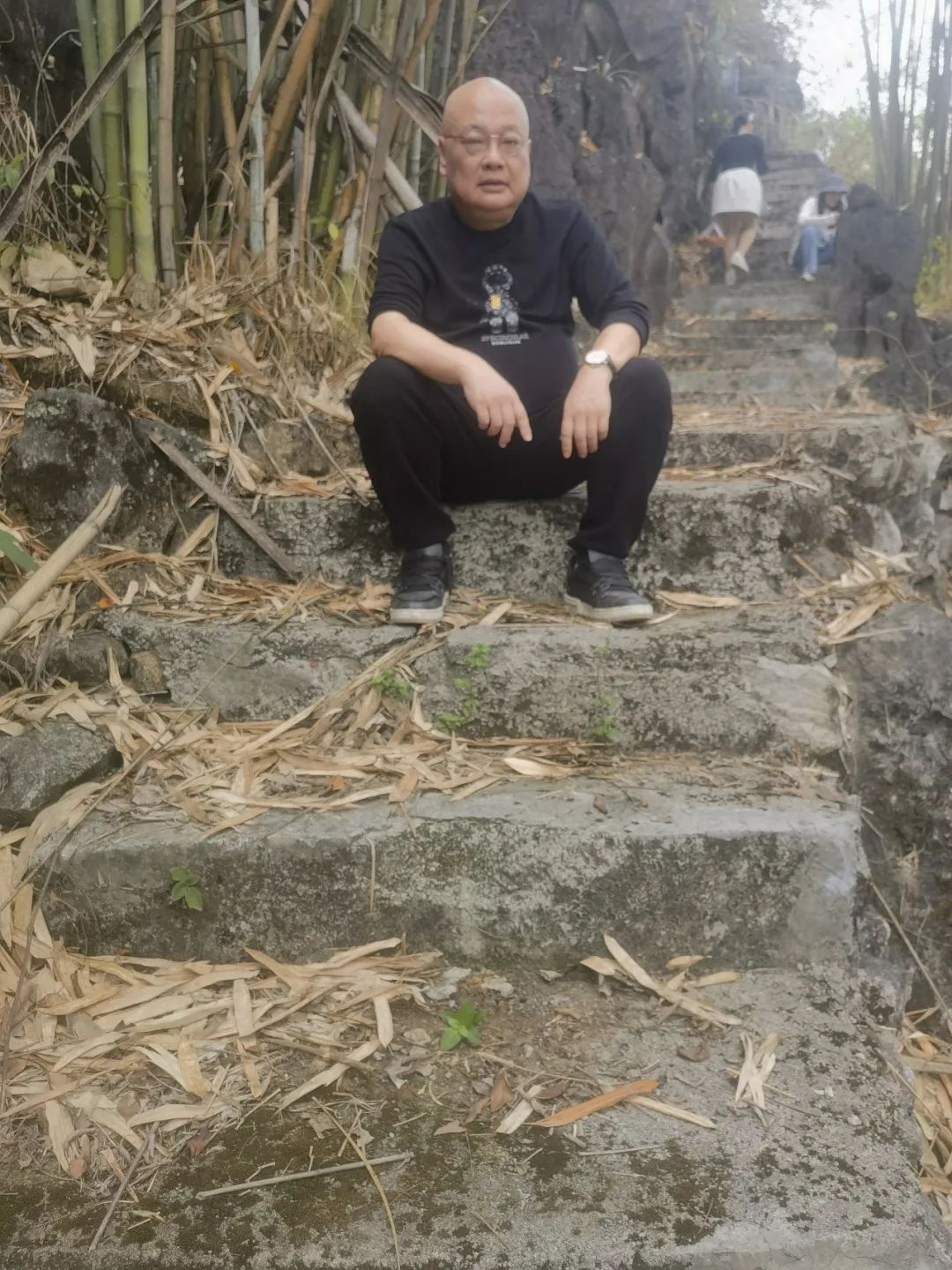 凡一平，本名樊一平，男，壯族。1964年生，廣西都安人。先后畢業(yè)于河池師專、復(fù)旦大學(xué)中文系。第十二、十三屆全國人大代表，現(xiàn)為廣西民族大學(xué)教授、廣西文聯(lián)副主席。出版有長篇小說《跪下》《順口溜》《上嶺村的謀殺》《天等山》《蟬聲唱》《頂牛爺百歲史》等十部，小說集《撒謊的村莊》等十二部。曾獲銅鼓獎(jiǎng)、百花文學(xué)獎(jiǎng)、《小說選刊》雙年獎(jiǎng)等。有作品被翻譯成瑞典、俄、越南、馬來西亞文等在國外出版。