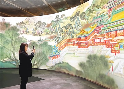 　“圓明園——清代皇家園居文化”特展以多媒體技術(shù)重現(xiàn)圓明園昔日風(fēng)光。圖為觀展市民拍照留念。 　　本報記者 陳 然攝