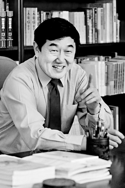 陳洪 南開大學講席教授，國家級教學名師，南開大學原常務副校長；任《文學遺產》《天津社會科學》等學術期刊編委，《文學與文化》主編，曾獲國家級教學成果一等獎；研究領域涉及中華傳統(tǒng)文化、中國古典文學、中國文學批評史、中國古代小說理論、明清小說、文學與宗教等諸多方面，著有《結緣：文學與宗教》《中國小說理論史》《金圣嘆傳》《六大名著導讀》《漫說水滸》等。