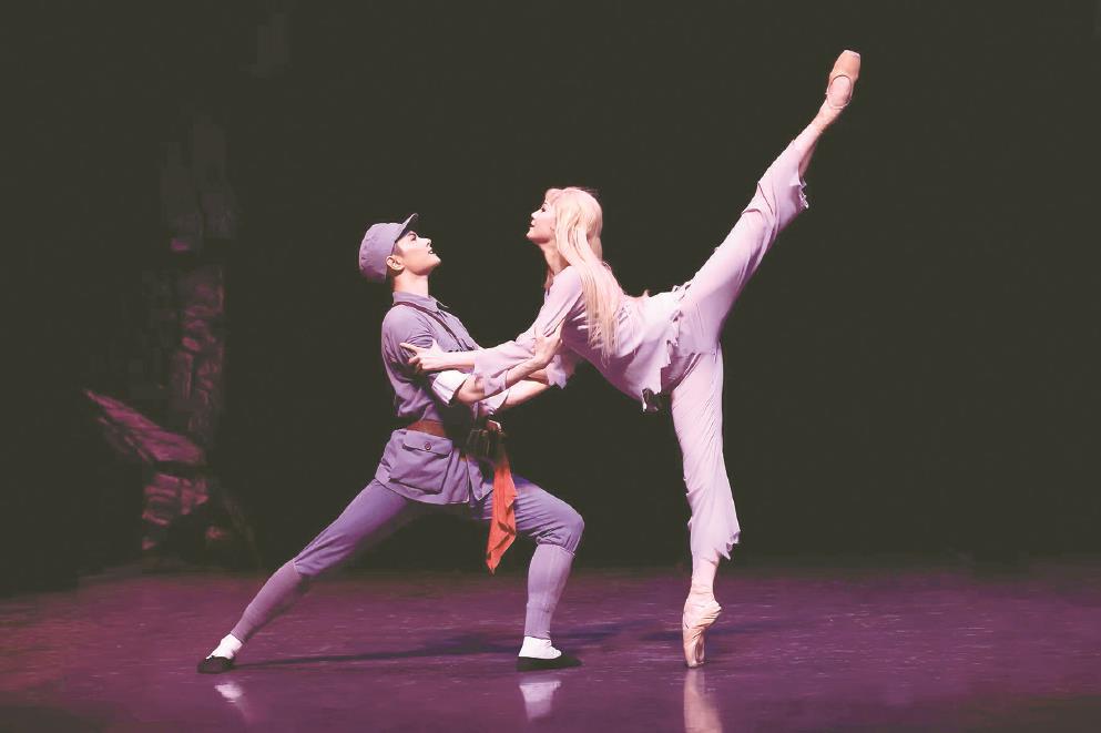 芭蕾舞劇《白毛女》劇照。 （上芭供圖）