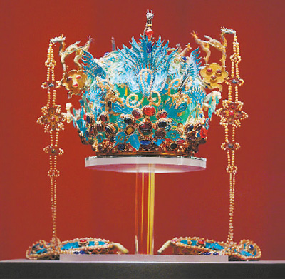 明代六龍三鳳冠（復制品）。 　　動脈影攝