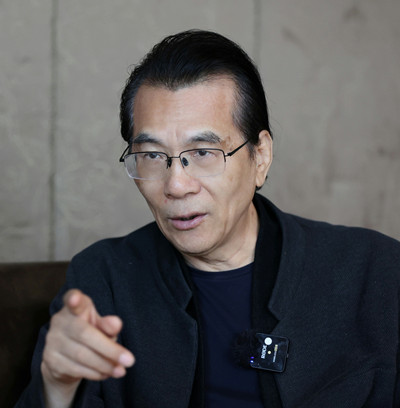 何建明，中國作家協(xié)會第七、八、九屆駐會副主席。現(xiàn)為中國作家協(xié)會報告文學(xué)委員會主任，中央社會主義學(xué)院教授、上海大學(xué)中國創(chuàng)意寫作研究院院長。三次獲得魯迅文學(xué)獎，六次獲得中宣部“五個一工程”獎，多次獲得全國優(yōu)秀報告文學(xué)獎、徐遲報告文學(xué)獎、“中國好書”等獎項，首位獲得俄羅斯國家圖書獎的中國作家。