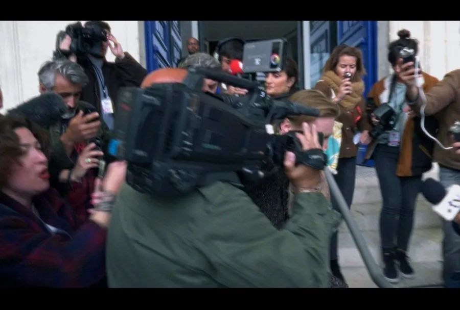 庭審結(jié)束,走出法院的Sandra被采訪人群的攝像機(jī)遮擋