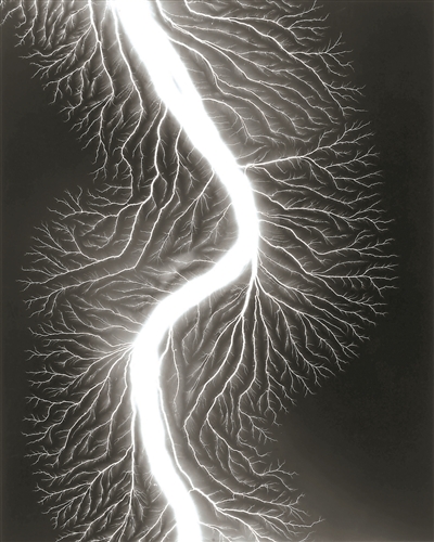 杉本博司，《放電場225》，2009，明膠銀鹽相紙，149.2×119.4cm。公式Hiroshi Sugimoto，圖片由藝術(shù)家提供