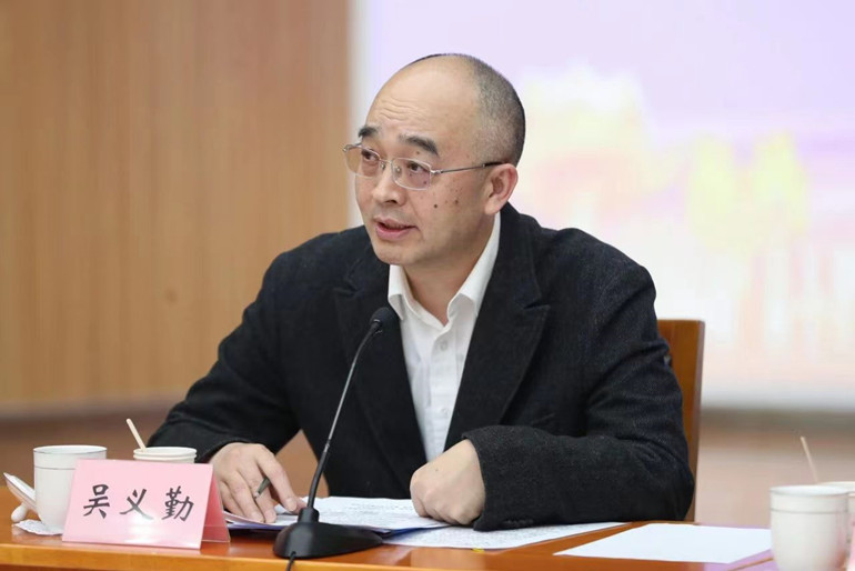 中國(guó)作協(xié)黨組成員、副主席、書記處書記吳義勤主持研討會(huì)