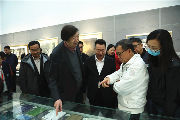 《明報月刊》榮譽總編輯潘耀明發(fā)現(xiàn)了當年明報月刊出版社出版的馮驥才先生小說集《樓頂上的歌手》