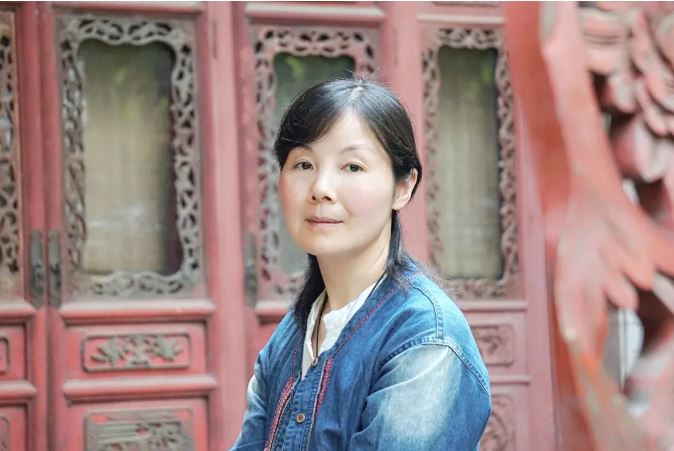 王蕓    生于湖北，現(xiàn)居南昌。一級作家，南昌市作家協(xié)會主席。出版長篇小說《對花》《江風(fēng)烈》，小說集《請叫她天鵝》《薇薇安曾來過》《與孔雀說話》《羽毛》，散文集《紙上萬物浮現(xiàn)如初》《此生》《穿越歷史的楚風(fēng)》《接近風(fēng)的深情表達》《經(jīng)歷著異常美麗》等。三百余萬字作品見于《人民文學(xué)》《當(dāng)代》《新華文摘》《小說選刊》《中國作家》《青年文學(xué)》《上海文學(xué)》《江南》《芙蓉》《長城》《天涯》《美文》《散文》《長江文藝》《中篇小說選刊》《小說月報》等，收入五十多種選本。曾獲第三屆湖北文學(xué)獎、第七屆屈原文藝獎、第一屆江西省文藝創(chuàng)作獎、第二屆林語堂文學(xué)獎（小說）大獎等。獲評江西省思想宣傳文化系統(tǒng)“四個一批”人才。