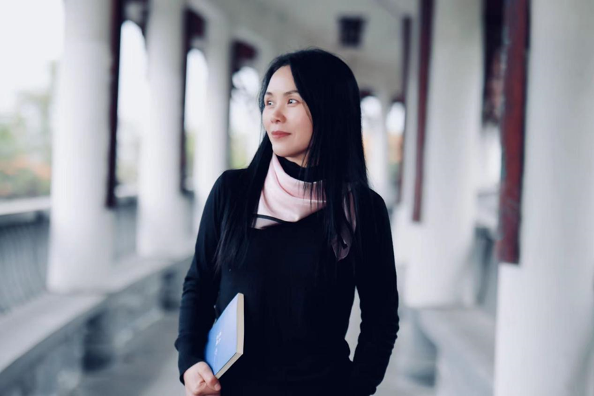 藍(lán)紫，湖南邵陽(yáng)人，曾居廣東東莞，現(xiàn)居四川達(dá)州，任職于達(dá)州市文學(xué)藝術(shù)院。主要作品有詩(shī)集《別處》《低入塵?！罚?shī)論集《絕壁上的攀援》《疼痛詩(shī)學(xué)》等。