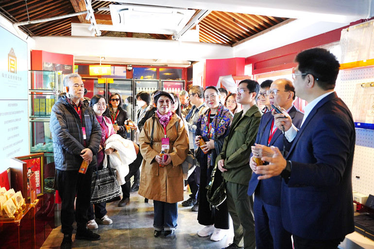 3月30日，受邀參加中國作協(xié)“港澳作家回家”活動的作家們在故宮文創(chuàng)香港空間參觀 楊 旭 攝