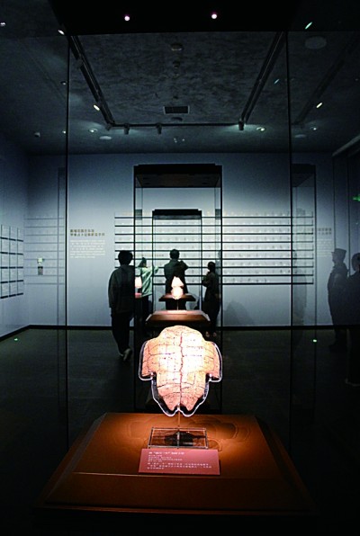 殷墟博物館新館展出的商代刻辭卜甲。安陽(yáng)市委宣傳部供圖