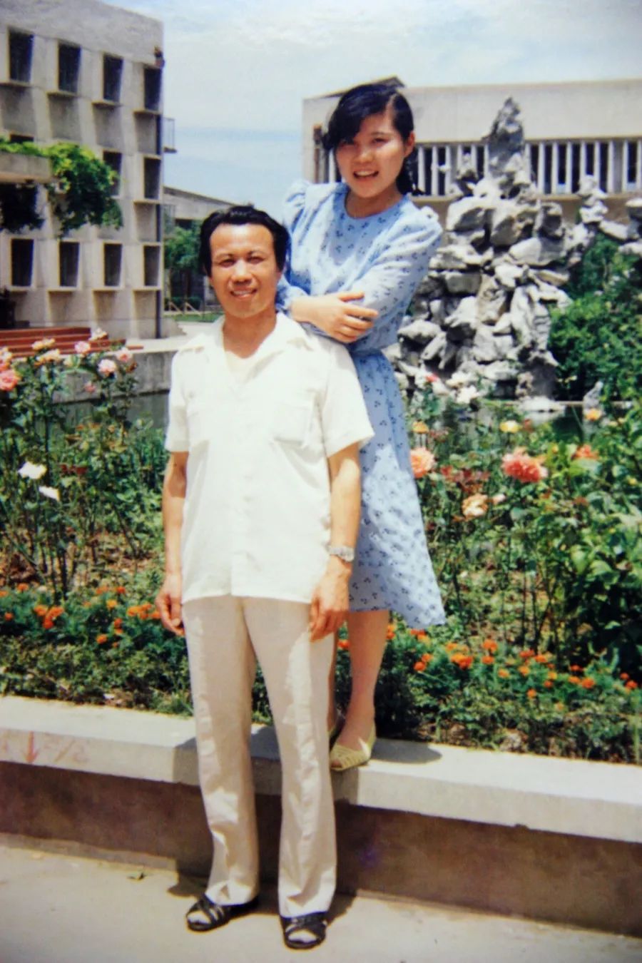 薛舒工作第一年，和爸爸合影