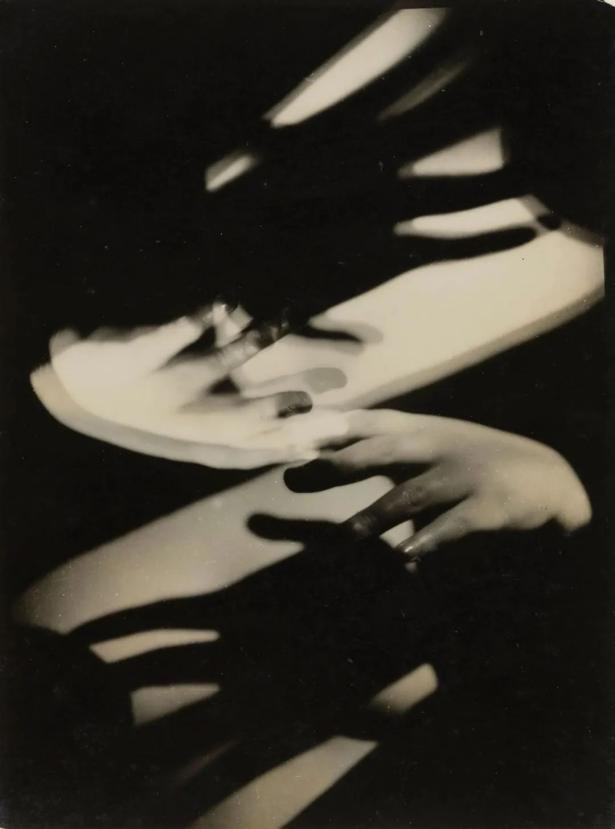 曼·雷作品（資料圖）。達(dá)達(dá)主義興起于一戰(zhàn)時(shí)期，超現(xiàn)實(shí)主義則興起于一戰(zhàn)之后，這兩個(gè)藝術(shù)流派受其所處社會(huì)背景的影響，藝術(shù)理念傾向于拒絕舊秩序，以徹底瓦解舊秩序，此外，受到弗洛伊德精神分析的影響，他們?cè)谵饤夁壿嬇c理性約束的同時(shí)，還喜歡把毫不相干的事物湊在一起，力圖使夢(mèng)境與現(xiàn)實(shí)相統(tǒng)一，因而呈現(xiàn)出神秘與怪誕的特點(diǎn)。曼·雷是達(dá)達(dá)主義和超現(xiàn)實(shí)主義運(yùn)動(dòng)的活躍成員，其作品反映了這兩個(gè)運(yùn)動(dòng)的精神和理念。他對(duì)攝影的傳統(tǒng)觀念進(jìn)行了全面的顛覆和創(chuàng)新，將攝影從一種記錄現(xiàn)實(shí)的媒介轉(zhuǎn)變?yōu)橐环N表達(dá)個(gè)人思想和情感的藝術(shù)形式。他的創(chuàng)見影響了包括杉本博司在內(nèi)的眾多攝影藝術(shù)家。