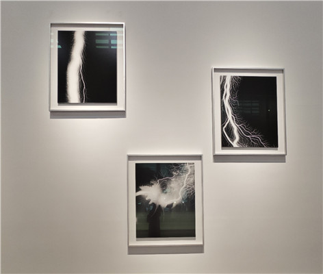 杉本博司“放電場(chǎng)”系列?！豆P觸印象·心經(jīng)》之前，藝術(shù)家在暗室中創(chuàng)作“隱形”文本的嘗試早就有跡可循。在2006年開啟的“放電場(chǎng)”系列作品中，杉本博司便已嘗試突破基于鏡頭捕捉的暗室工作方式，用電流導(dǎo)向膠片以獲得圖像。