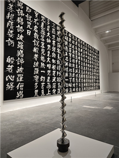 裝置《反重力結(jié)構(gòu)》。作為日本代表性的奈良時(shí)代木質(zhì)建筑之一，當(dāng)麻寺東塔在1902年經(jīng)過(guò)整體修繕，用新材料替換下部分受損的建材。這些古木材的嵌合支撐起屹立的佛塔，承受并消解了超過(guò)千年時(shí)間沉淀的分量。這種抵抗地心吸引的力量象征令杉本博司著迷，藝術(shù)家試圖通過(guò)攝影重建這座佛塔，再現(xiàn)抵御重力的構(gòu)造之美。