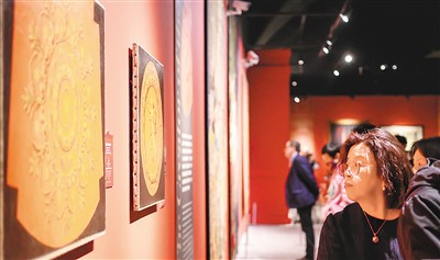 觀眾在觀看拿破侖時期宮殿的家具紋樣圖。  　　本文圖片由主辦方提供