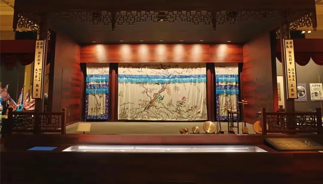 “梅綻東方——梅蘭芳在上海”特展現(xiàn)場搭建的梅蘭芳與王鳳卿登臺演出的新式劇場