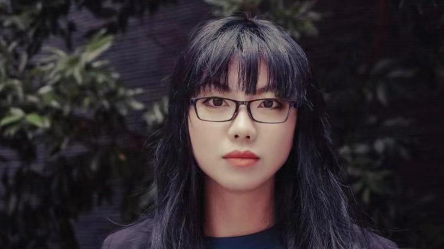 周潔茹，1976年出生于江蘇常州，15歲開始寫作并發(fā)表，出版有長篇小說《小妖的網(wǎng)》《中國娃娃》、小說集《你疼嗎》、隨筆集《請把我留在這時(shí)光里》等