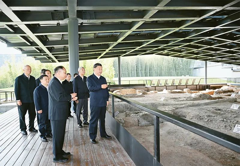 2023年10月10日至13日，中共中央總書記、國家主席、中央軍委主席習近平在江西考察。這是11日上午，習近平在景德鎮(zhèn)市陶陽里歷史文化街區(qū)南麓遺址考察。 新華社記者 謝環(huán)馳/攝