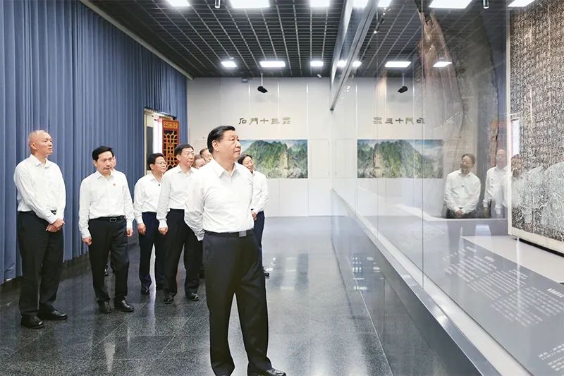 2023年7月29日，中共中央總書記、國家主席、中央軍委主席習近平在四川考察結束返京途中，來到陜西省漢中市考察。這是習近平參觀漢中市博物館有關歷史文物展陳。 新華社記者 鞠鵬/攝