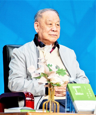 劉心武，曾任《人民文學(xué)》主編。代表作有短篇小說(shuō)《班主任》、長(zhǎng)篇小說(shuō)《鐘鼓樓》（獲第二屆茅盾文學(xué)獎(jiǎng)）、散文集《也曾隔窗窺新月》《我眼中的建筑與環(huán)境》《劉心武妙品紅樓夢(mèng)》等