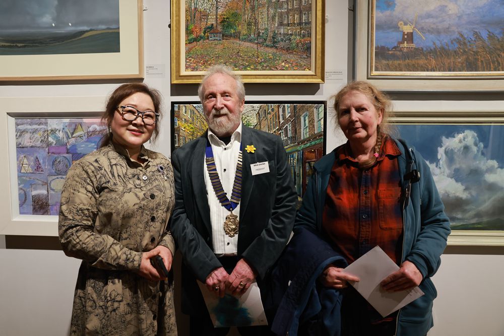 張懷存（左）、英國皇家藝術家學會主席米克·戴維斯（中）和“張懷存獎”獲得者梅麗莎·斯科特米勒（右），在梅麗莎的作品前合影。