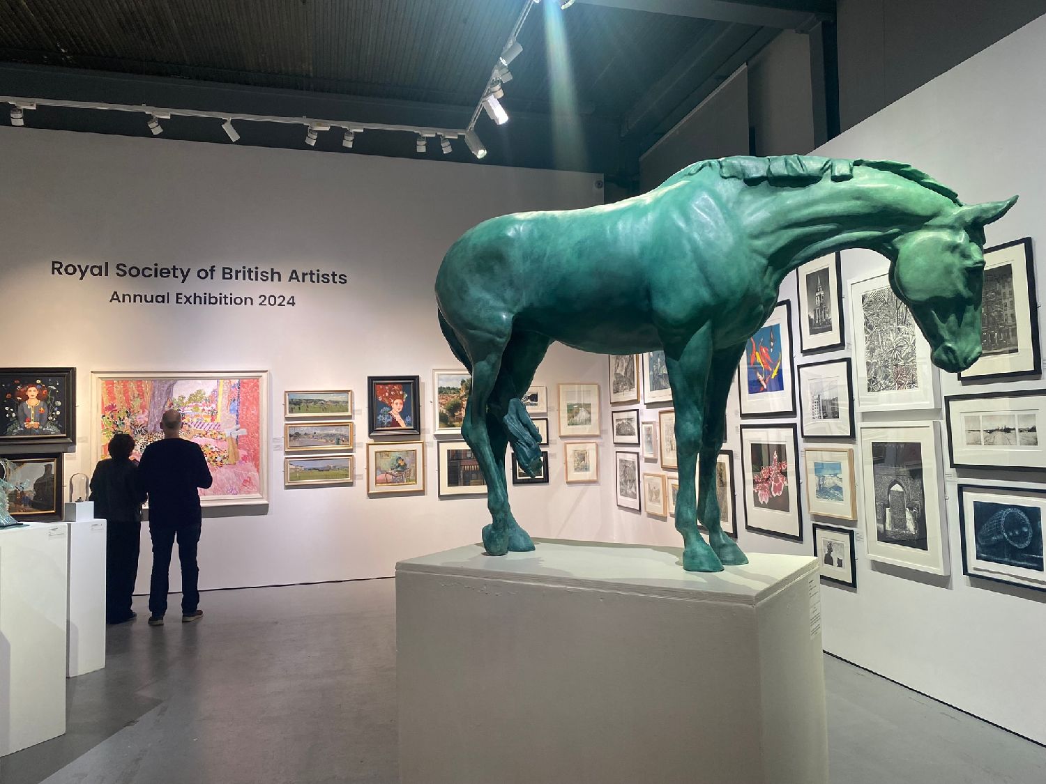 英國皇家藝術家學會2024年度展覽在倫敦摩爾畫廊舉行。