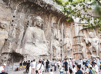 　河南洛陽(yáng)龍門(mén)石窟景區(qū)游人如織，人們來(lái)此領(lǐng)略千年石窟石刻造像藝術(shù)的獨(dú)特魅力，探訪歷史文化遺產(chǎn)的美妙意境。 　　黃政偉攝（人民圖片）