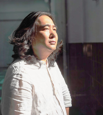 包倬，生于四川涼山，彝族。有小說和散文見《人民文學(xué)》《十月》《鐘山》《江南》《天涯》《山花》《芙蓉》《北京文學(xué)》《作家》等。著有長篇小說《青山隱》，出版小說集《沉默》《十尋》《路邊的西西弗斯》《風(fēng)吹白云飄》等。曾獲云南文學(xué)獎、邊疆文學(xué)獎、滇池文學(xué)獎、《長江文藝》雙年獎。現(xiàn)居昆明。