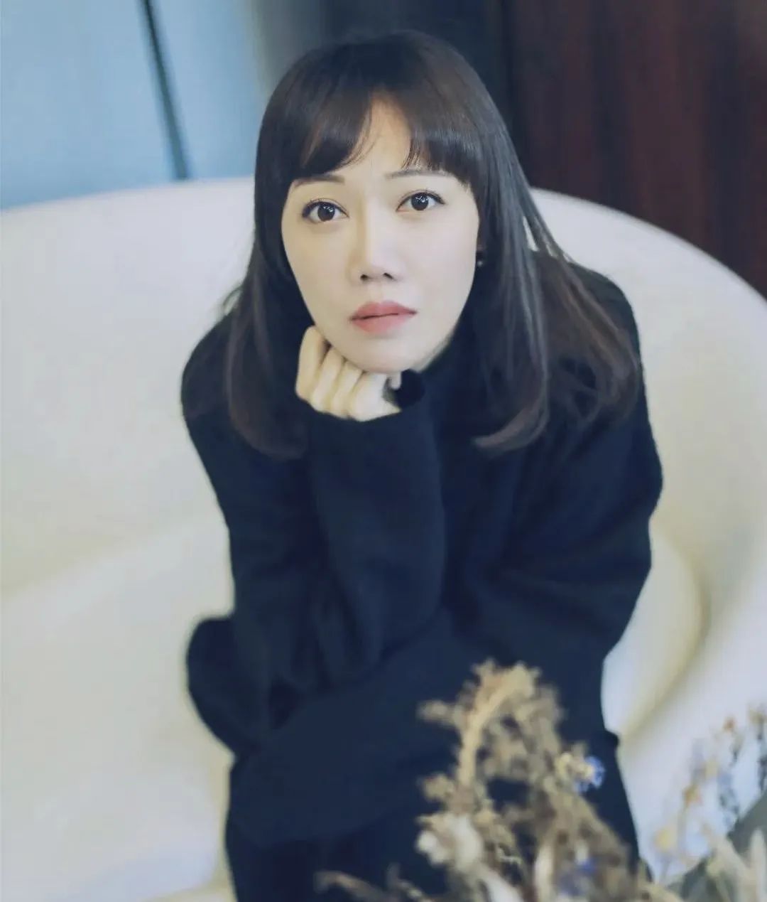 張悅?cè)唬鹤骷?，著有長(zhǎng)篇小說(shuō)《繭》《誓鳥(niǎo)》等，短篇小說(shuō)集《我循著火光而來(lái)》《十愛(ài)》等，文學(xué)評(píng)論集《頓悟的時(shí)刻》。作品被翻譯成英、法、西、意、荷、俄等十多種文字，入圍“奧康納短篇小說(shuō)獎(jiǎng)”、俄羅斯“亞斯納亞·波利亞納”文學(xué)獎(jiǎng)等國(guó)際文學(xué)獎(jiǎng)項(xiàng)。