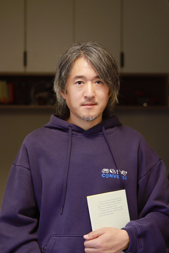 霜白，本名劉永剛，1977年生，現(xiàn)居河北保定，中國(guó)作家協(xié)會(huì)會(huì)員。詩(shī)歌、散文作品散見(jiàn)于《十月》《詩(shī)刊》《星星》《詩(shī)潮》《詩(shī)歌月刊》《草堂》《詩(shī)選刊》等多種刊物，著有詩(shī)集《挽留》。