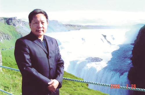 李傳鋒，湖北省鶴峰縣人，土家族作家。曾任《湖北文藝》編輯部主任、《長(zhǎng)江文藝》小說組組長(zhǎng)、《今古傳奇》主編、湖北省文聯(lián)黨組書記等職，曾獲全國(guó)民族團(tuán)結(jié)進(jìn)步先進(jìn)個(gè)人稱號(hào)。1986年加入中國(guó)作家協(xié)會(huì)，著有鄉(xiāng)村小說、動(dòng)物小說、歷史小說、散文、文藝評(píng)論等近千萬字。短篇小說《退役軍犬》獲第二屆（1981—1984年）全國(guó)少數(shù)民族文學(xué)創(chuàng)作獎(jiǎng)，長(zhǎng)篇小說《白虎寨》獲第十一屆（2012—2015）全國(guó)少數(shù)民族文學(xué)創(chuàng)作駿馬獎(jiǎng)，另有作品獲湖北省“屈原文藝獎(jiǎng)”、重慶市“五個(gè)一工程”獎(jiǎng)等。本期刊發(fā)青年評(píng)論家華珉朗、黃煜榕對(duì)李傳鋒的采訪。