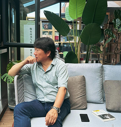  任白，吉林省吉林市人，詩人、作家。吉林省作家協(xié)會副主席、中國詩歌學(xué)會理事。出版詩集《耳語》《任白詩選》《情詩與備忘錄》《靈魂的債務(wù)》和中短篇小說集《失語》?，F(xiàn)居吉林省長春市。