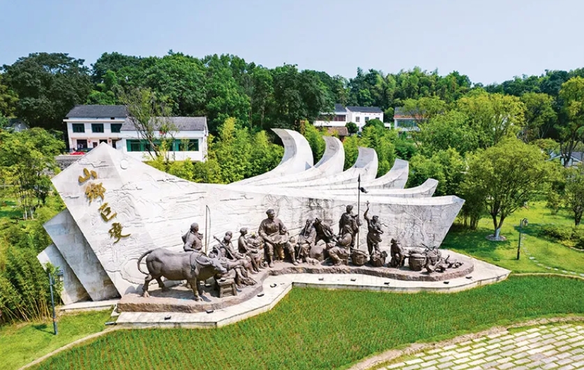 1955年秋，47歲的周立波整理行裝，從北京一路南下，舉家搬回老家湖南益陽(yáng)清溪村。67年后，在這里，中國(guó)作家協(xié)會(huì)啟動(dòng)了“新時(shí)代山鄉(xiāng)巨變創(chuàng)作計(jì)劃”和“新時(shí)代文學(xué)攀登計(jì)劃”兩項(xiàng)重大文學(xué)行動(dòng)。圖為2022年8月1日拍攝的湖南省益陽(yáng)市清溪村清溪廣場(chǎng)。 新華社記者 陳思汗/攝