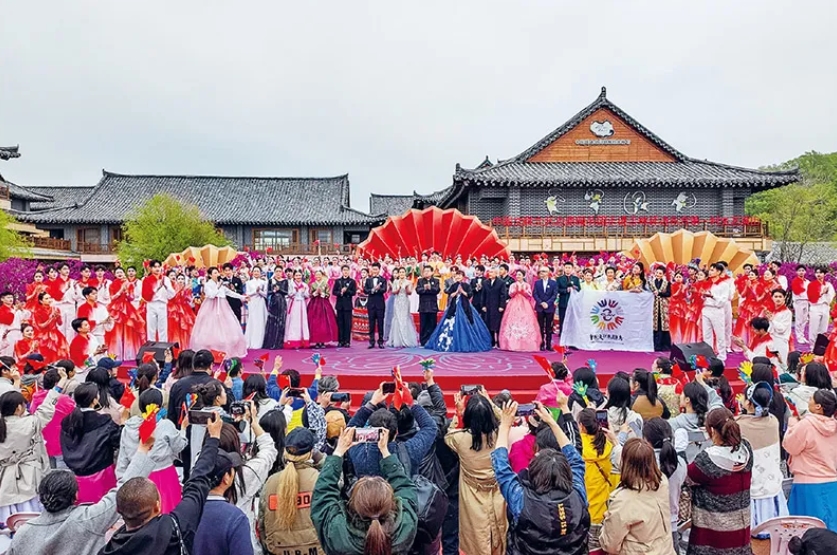 十年來(lái)，文藝工作者服務(wù)基層成為常態(tài)。2024年5月10日，由中國(guó)文聯(lián)、吉林省委宣傳部、中國(guó)文藝志愿者協(xié)會(huì)主辦的“東方唱響——中國(guó)文聯(lián)文藝志愿服務(wù)團(tuán)走進(jìn)吉林延邊東方第一村文藝演出”，在有“東方第一村”美譽(yù)的延邊州琿春市敬信鎮(zhèn)防川村舉行。圖為演出現(xiàn)場(chǎng)。 中國(guó)文聯(lián)供圖