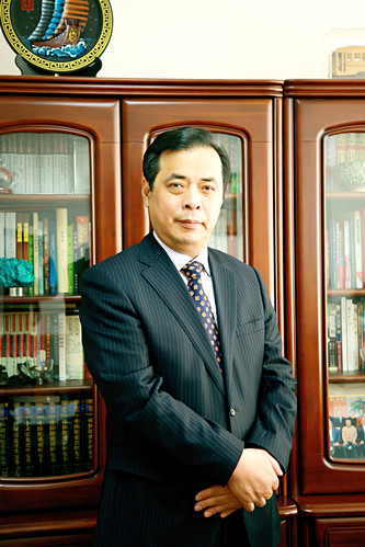 老藤，本名滕貞甫，遼寧省政協(xié)文史委副主任。出版長篇小說《刀兵過》《北障》《北愛》《草木志》等11部，小說集《熬鷹》《無雨遼西》等8部，隨筆集《儒學(xué)筆記》等3部，“老藤作品典藏（15卷）”。曾獲全國“五個(gè)一工程”獎(jiǎng)、東北文學(xué)獎(jiǎng)、百花文學(xué)獎(jiǎng)等，作品多次入選各種年榜及選本，以多種文字譯介到國外。