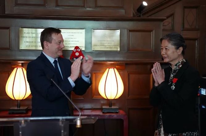 法國駐華大使白玉堂為作家王安憶頒發(fā)了法國國家榮譽軍團(tuán)騎士勛章。圖片來源：法國領(lǐng)事館