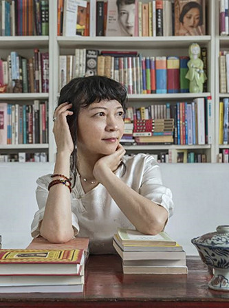 作家、導(dǎo)演，現(xiàn)居英國(guó)。主要著作有《孔雀的叫喊》《饑餓的女兒》等，編劇并執(zhí)導(dǎo)電影《月光武士》。