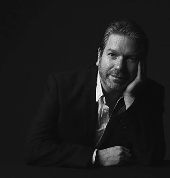 學(xué)者，現(xiàn)任美國(guó)加州大學(xué)洛杉磯分校（UCLA）教授兼中國(guó)研究中心主任。主要著作有《光影言語(yǔ)：當(dāng)代華語(yǔ)片導(dǎo)演訪談錄》《電影的口音：賈樟柯談賈樟柯》等。