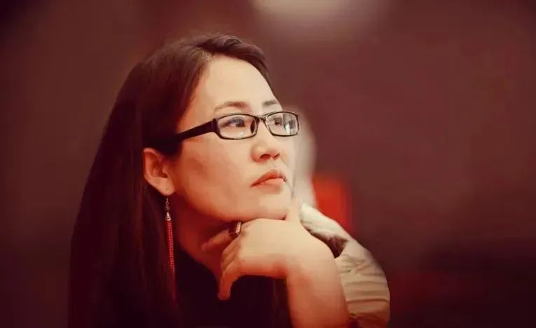 娜仁高娃，蒙古族，中國(guó)作家協(xié)會(huì)會(huì)員。著有短篇小說(shuō)《醉陽(yáng)》《熱戀中的巴岱》、長(zhǎng)篇小說(shuō)《影》等，其中小說(shuō)集《七角羊》入選中國(guó)作家協(xié)會(huì)“中國(guó)少數(shù)民族文學(xué)之星叢書(shū)”。曾獲2018年《草原》文學(xué)獎(jiǎng)、第十二屆內(nèi)蒙古自治區(qū)文學(xué)創(chuàng)作“索龍嘎”獎(jiǎng)、2020年《民族文學(xué)》年度獎(jiǎng)；中篇小說(shuō)《裸露的山體》入選中國(guó)當(dāng)代文學(xué)研究會(huì)年榜、中國(guó)小說(shuō)學(xué)會(huì)2023年度中國(guó)好小說(shuō)榜。