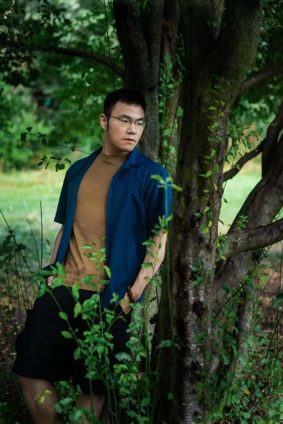 伯竑橋1997年生，青年寫作者，兼事文學(xué)批評(píng)，先后畢業(yè)于武漢大學(xué)中文系，英國倫敦大學(xué)學(xué)院，現(xiàn)為清華大學(xué)中文系博士生。作品散見《詩刊》《星星》等期刊，曾獲櫻花詩賽獎(jiǎng)，華語大學(xué)生短詩大賽獎(jiǎng)，第五屆草堂詩歌獎(jiǎng)“年度青年詩人獎(jiǎng)”等獎(jiǎng)項(xiàng)。